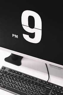 piatto, schermo, tenere sotto controllo, visualizzazione, 09:00, argento, schermo computer, tempo, orologio, numero, nove, notte, sera, nero, bianca, tastiera, computer, minimalismo, sfondo, lavoro, del desktop, spazio di lavoro, scrivania, comunicazione, tecnologia, tecnologia wireless, il computer portatile, in casa, connessione, avvicinamento, testo, nessuno, colore nero, sceneggiatura occidentale, dispositivo di informazione portatile, Internet, attrezzatura informatica, girato in studio, natura morta, rete di computer, sfondo nero, tasto del computer, 4K, CC0, dominio pubblico, privo di copyright