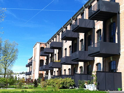 clădire, arhitectură, fatade, fereastră, piatră, construită, exteriorul clădirii, cer, natură, nici o persoana, zi, albastru, lumina soarelui, plantă, în aer liber, copac, zonă rezidențială, cer senin, vedere unghiulară joasă, oraș, casă, industrie, apartament, 2K, CC0, domeniu public, fără drepturi de autor