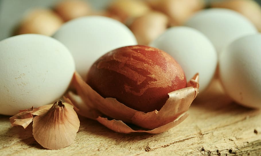 brown, egg, wood shavings, surface, easter egg, onion skins, dye easter eggs, colors of nature, easter eggs, color, chicken eggs, food and drink, food, close-up, healthy eating, no people, indoors, freshness, day, ready-to-eat, wellbeing, group of objects, still life, focus on foreground, selective focus, wood - material, organic, raw food, table, medium group of objects, vulnerability, easter, 5K