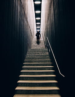man, zwart, broek, gaand, trap, vervelend, jas, beklimming, mensen, trappenhuis, mannen, stappen, wandelen, tunnel, een persoon, trappen en trappen, verschrikking, volledige lengte, richting, de weg vooruit, architectuur, ingebouwde structuur, achteraanzicht, echte mensen, muur - bouwfunctie, binnenshuis, verlicht, levensstijlen, metro, verlichtingsapparatuur, licht aan het einde van de tunnel, 4K, CC0, publiek domein, royaltyvrij