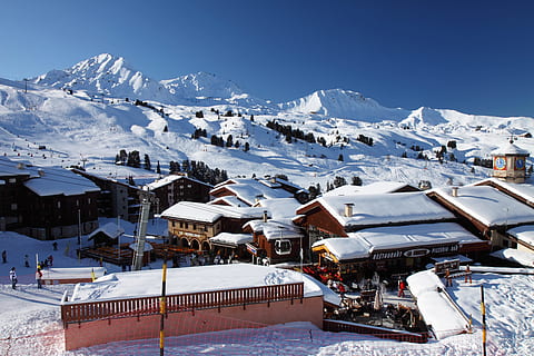 antenne, fotografie, stad-, bedekt, sneeuw, actief, alpine, Alpen, koude, Europa, Frankrijk, hoog, heuvels, hotel, landschap, berg-, natuur, toevlucht, seizoen, ski, sport, toerisme, winter, blauw, buitenshuis, Europese Alpen, Vakantiebestemmingen, hemel, bergketen, vakanties, koude temperatuur, vakantie resort, reisbestemmingen, met sneeuw bedekte berg, architectuur, buitenkant van het gebouw, scenics - natuur, aan het bedekken, schoonheid in de natuur, ingebouwde structuur, dag, bevroren, huis, gebouw, witte kleur, geen mensen, skigebied, 4K, CC0, publiek domein, royaltyvrij