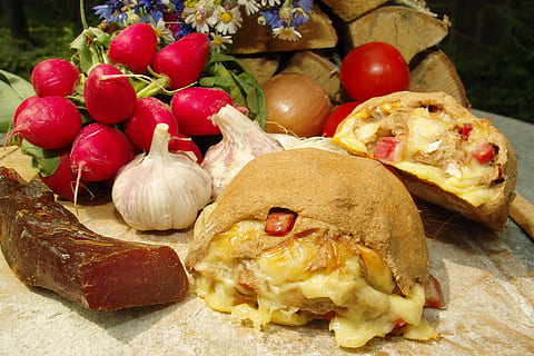 panecillo, pan de horno de leña, panes, comida, comida y bebida, frescura, vegetal, alimentación saludable, tomate, naturaleza muerta, Fruta, bienestar, nadie, listo para comer, de cerca, adentro, mesa, rojo, carne, cebolla, ingrediente, producto lácteo, día, 2K, CC0, dominio público, libre de derechos