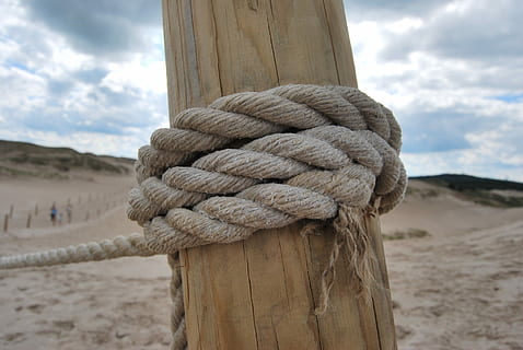 nodo, playa, naturaleza, cuerda, fuerza, atado, cielo, nudo atado, nadie, nube - cielo, centrarse en primer plano, enviar, de cerca, poste de madera, día, tierra, material de madera, retorcido, modelo, al aire libre, conexión, texturizado, 1080P, CC0, dominio público, libre de derechos