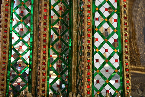 vzor, orient, chrám, zlato, smaragd, sklenka, klášter, buddhista, náboženský, buddhismus, dekorace, architektura, nikdo, celý rám, vícebarevné, pozadí, design, uvnitř, detail, stavba, nástěnný prvek, zelená barva, den, technologie, napít se, kov, výběr, tvořivost, občerstvení, variace, 4K, CC0, veřejná doména, bez autorských práv