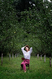 foto, donna, bianca, manica lunga, superiore, rosso, pantaloni, seduta, Marrone, sedia, circondare, alberi, donna in bianco, manica, all'aperto, donne, natura, persone, una persona, rilassamento, adulto, parco - spazio creato dall'uomo, albero, femmine, sorridente, etnia caucasica, allegro, erba, bellissimo, bellezza, estate, stili di vita, solo una donna, solo donne, vista frontale, solo adulti, pianta, colore verde, abbigliamento casual, attività di svago, crescita, persone reali, giorno, terra, lunghezza intera, ritratto, 2K, CC0, dominio pubblico, privo di copyright