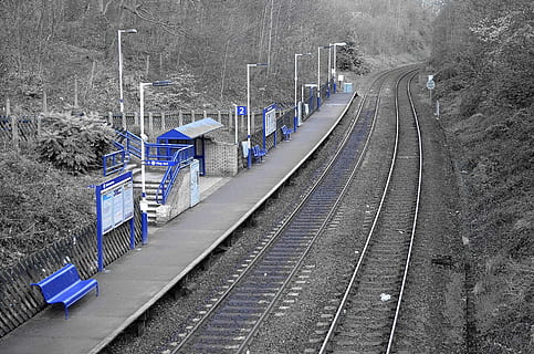 Blau, Zug, Bahnhof, Lichteffekt, die Architektur, England, Job, Reise, verlassen, Schienenverkehr, Transport, Spur, Bahngleis, der Weg nach vorn, Transportmittel, keine Leute, Richtung, High Angle View, Natur, abnehmende Perspektive, draußen, öffentliche Verkehrsmittel, Tag, Strommast, Verbindung, Baum, Technologie, Elektrizität, Netzteil, parallel, 1080P, CC0, gemeinfrei, lizenzfrei