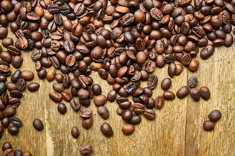 munt, grans de cafè, fusta, taula, cafè, nucli, llavor, nuclis, bon dia, nutrició, al matí, marró, despertar, cuina, menjar, fotografia, espresso, foto de menjar, cappuccino, cafeïna, foto, macro, fons, latte, cafeteria, colombia, fresc, estil de vida saludable, esmorzar, perfumat, primer pla, foto del producte, taulers de fibra de fusta, detall, textura, patró, ningú, resum, detalls de tirs, decoració, imatge en color, motiu, naturalesa, còpia espai, horitzontal, cap gent, enfocament selectiu, colors vius, composició, bonic, menjar i beguda, cafè - beguda, gra de cafè torrat, frescor, gran grup d'objectes, a l'interior, natura morta, vista d’angle alt, abundància, beure, torrat, material de fusta, directament a sobre, begudes sense alcohol, 5K, CC0, domini públic, lliure de regalies