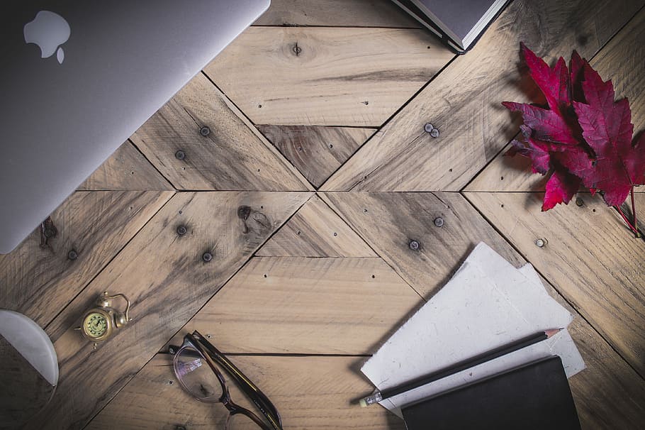 klar, briller, sort, rammer, Brun, parketgulv, printerpapir, macbook, pro, træ-, overflade, flatlay, skrivebord, bord, blade, træ - materiale, indendørs, høj vinkel visning, træ, blomst, ingen mennesker, trægulv, gulve, blomstrende plante, stilleben, Bestil, offentliggørelse, plante, direkte over, natur, lyserød farve, beholder, hus, 4K