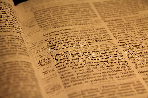 scrittura, Sacra Scrittura, lectio divina, le Scritture, carta, storia, inchiostro, giornale, dati, sfondi, testo, messa a fuoco selettiva, nessuno, pubblicazione, comunicazione, libro, fotogramma intero, attività commerciale, pagina, avvicinamento, in casa, dati del mercato azionario, commercio, mezzo di informazione, formazione scolastica, finanza, focalizzazione morbida, 5K, CC0, dominio pubblico, privo di copyright