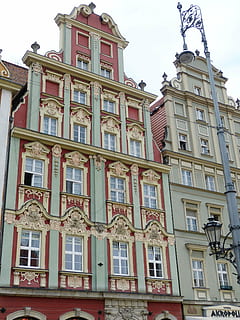 façana, monument, Gable, stadtmitte, centre de la ciutat, casc antic històric, mercat, històricament, arquitectura, Wroclaw, Polònia, Silesia, llanterna, europa, exterior de l'edifici, lloc famós, finestra, escena urbana, estructura construïda, història, edifici, vista d’angle baix, cap gent, barri residencial, cel, ciutat, dia, a l'aire lliure, naturalesa, cel clar, vida de ciutat, en fila, vermell, el passat, apartament, mural, 4K, CC0, domini públic, lliure de regalies