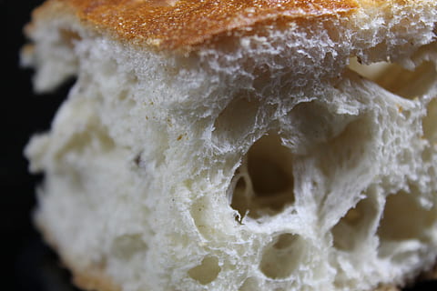 ekmek, gözleme, kapat, akşam duası, Gıda, fırında pişirmek, lezzetli, fırın, pişmiş, selberbacken, frisch, somun, kahvaltı, fırınlanmış ekmek, Beyaz ekmek, kapatmak, stüdyo çekimi, insansız, yiyecek ve içecek, içeriye, aşırı yakın çekim, siyah arka plan, Beyaz renk, sabun köpüğü, dokulu, tazelik, temizlik, makro, ön plana odaklanmak, Desen, delik, doğa, tek nesne, bileşen, doğal durum, 4K, CC0, kamu malı, telif ücretsiz