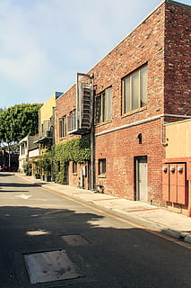 Gebäude, Ziegel, Konstruktion, die Architektur, alt, Stein, Zement, rot, städtisch, Struktur, Block, Beton, Fenster, Außen, grunge, Gebäudehülle, gebaute Struktur, Stadt, Himmel, Straße, Transport, Natur, Tag, keine Leute, Sonnenlicht, Wohngegend, die Straßenmarkierung, Markierung, Zeichen, draußen, Symbol, 5K, CC0, gemeinfrei, lizenzfrei