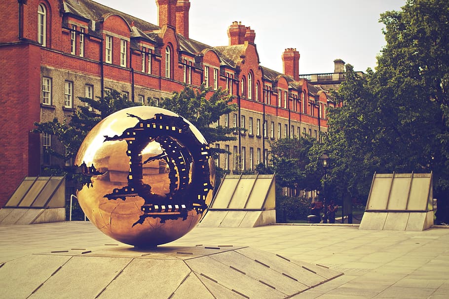 monument rodó d'or, arbres, concret, edifici, esfera, dublin, grunge, reflexió, metàl·lic, urbà, art Modern, edifici de maó, arquitectura, universitat de la trinitat, campus, escola, or, art, edificis, exterior de l'edifici, estructura construïda, dia, naturalesa, ciutat, cap gent, planta, cel, a l'aire lliure, arbre, sendera, carrer, cercle, forma geomètrica, barana, forma, llum solar, 2K