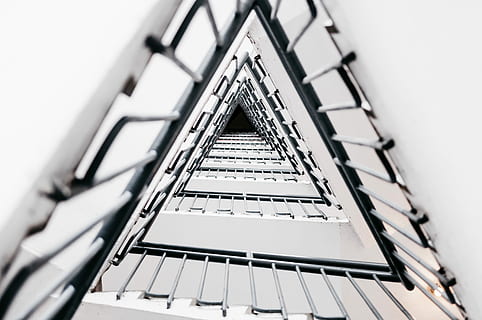 triangulació, foto de baix angle, triangular, blanc, concret, escales, escala d’escala, escala, patró, infinit, centre d’arts de hong kong, hong kong, netejar, barana, pas, triangle, cap gent, vista d’angle baix, metall, estructura construïda, arquitectura, directament a sota, exterior de l'edifici, enfocament selectiu, dia, forma, cel, en fila, cel clar, edifici, a l'aire lliure, alta - alta, 4K, CC0, domini públic, lliure de regalies