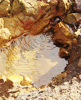 corriente, agua, reflexión, mojado, líquido, fluido, rock, roca - objeto, texturizado, nadie, naturaleza, geografía Física, de cerca, sólido, formacion de roca, geología, belleza en la naturaleza, áspero, tranquilidad, día, escena no urbana, al aire libre, luz del sol, erosionado, patrón natural, formación, 2K, CC0, dominio público, libre de derechos