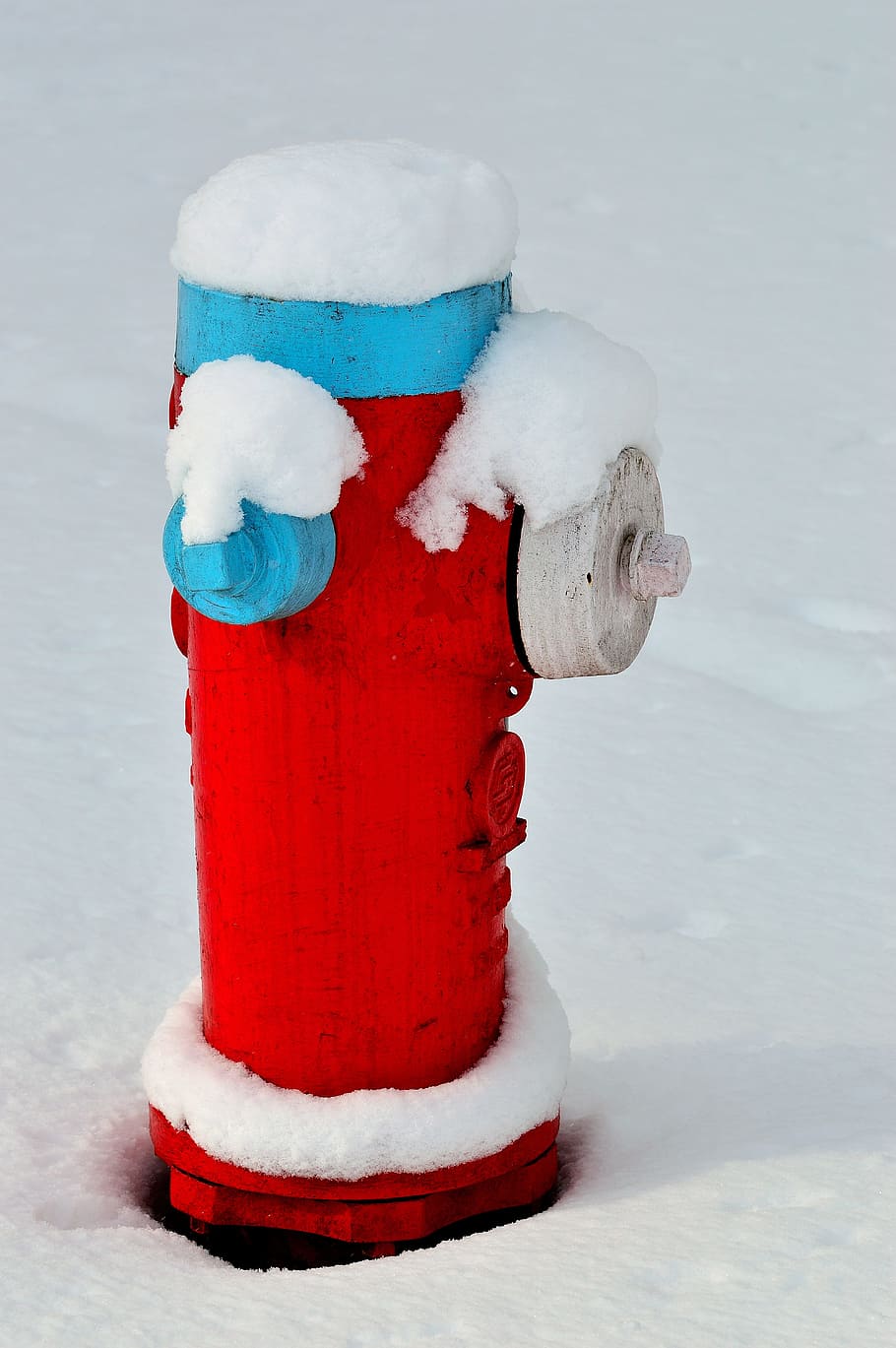 Feuerhydrant, Schnee, Winter, Landschaft, rot Weiß Blau, Farben, kalte Temperatur, rot, keine Leute, draußen, weiße Farbe, Nahansicht, Tag, Stillleben, Natur, gefroren, Blau, Wandbau - Funktion, Seil, Handschuh, Post, Land, Abdeckung, 5K