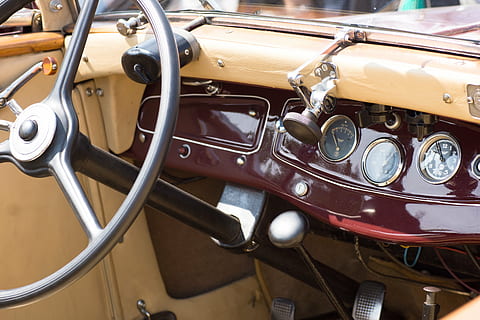 Auto, Oldtimer, klassisch, Instrumente, Anzeige, Lenkrad, Holz, hel, Transportmittel, Transport, Landfahrzeug, Kraftfahrzeug, Retro-Stil, Tag, Schalttafel, keine Leute, Metall, Reise, Instrumententafel, Nahansicht, Fahrzeuginnenraum, Tachometer, Sammlerauto, Scheinwerfer, Luxus, Chrom, 5K, CC0, gemeinfrei, lizenzfrei