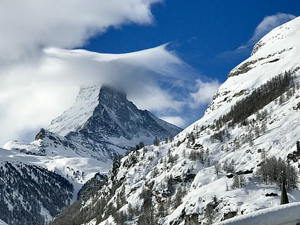 mont cervin, hory, pokryté, sníh, zelená, borovice, během dne, hora, nebe, mrak, zimní, studená teplota, zasněžené hory, pohoří, mrak - nebe, životní prostředí, scenics - příroda, krása v přírodě, Příroda, krajina, horský vrchol, nikdo, klidné scény, klid, den, sport, extrémní počasí, venku, 4K, CC0, veřejná doména, bez autorských práv