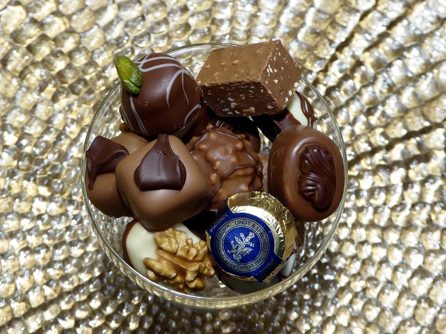 chokolade, sød, slik, nippe, mærke, delikat chokolade, fine chokolader, spise, rigdom, indendørs, ingen mennesker, sødt mad, stilleben, tæt på, høj vinkel visning, mad, mad og drikke, mønster, friskhed, usund spisning, direkte over, bord, Brun, overbærenhed, smykker, Kunst og håndværk, fristelse, blomstermønster, udsmykkede, 4K