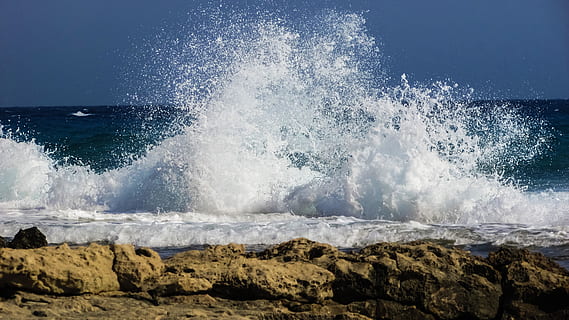 Welle, Bläschen, Schaum, sprühen, Energie, Wasser, Spritzen, Flüssigkeit, Meer, Leistung, szenisch, Surfen, Natur, Strand, Küste, plantschen, Blau, brechen, seelandschaft, Sturm, draußen, keine Leute, Wind, Sommer-, szenen, Wasserrand, Bewegung, Kraft in der Natur, Rock, Rock - Objekt, Schönheit in der Natur, solide, Sport, schlagen, Land, Szenen - Natur, Himmel, Absturz, Horizont über Wasser, Auswirkung, 4K, CC0, gemeinfrei, lizenzfrei