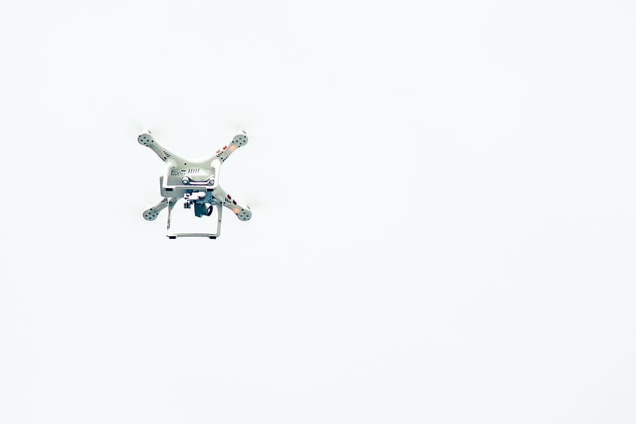 drone quadcopter gris, avions, càmera, drone, volar, gadget, fotografia, joguina, blanc, tecnologia, temes de fotografia, càmera - equip fotogràfic, equipament de suports, cap gent, germà gran - concepte orwelliano, tir de l'estudi, fotografiar, càmera reflex digital d’una sola lent, vigilància, volant, còpia espai, a l'aire, futurista, seguretat, tecnologia sense fils, a l'interior, càmera de seguretat, control, vista d’angle baix, connexió, sol objecte, vídeo, 5K