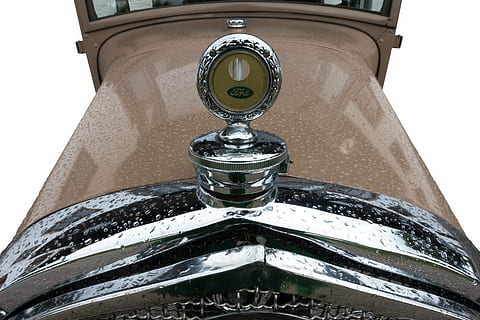 ford, automàtic, oldtimer, clàssic, automoció, cotxe antic, vehicle, aïllat, pluja, gota de pluja, estil retro, vell, passat de moda, cap gent, primer pla, vista d’angle baix, metall, reflexió, a l'interior, estructura construïda, arquitectura, naturalesa, vidre - material, temps, dia, nombre, transport, patró, sol objecte, fons blanc, color plata, 5K, CC0, domini públic, lliure de regalies