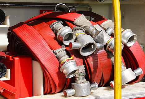 ild, slange, kobling, nødsituation, sikkerhed, vand, udstyr, redde, beskyttelse, fare, rør, tryk, rød, slukke, ildslukker, hjul, Opret forbindelse, pumpe, design, ikon, brandslukning, nødudstyr, brandslange, ingen mennesker, ulykker og katastrofer, dag, rør - rør, metal, teknologi, forbindelse, industri, udendørs, tæt på, brændstof og elproduktion, maskineri, brandbil, maskine ventil, 4K, CC0, offentligt domæne, royaltyfrie