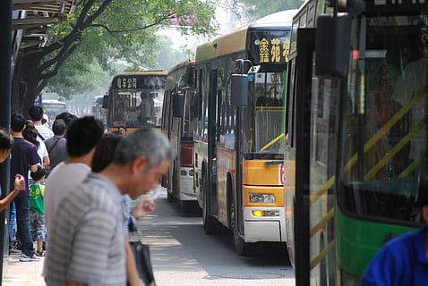 Bus, halt, warten, Menschen, Transport, Öffentlichkeit, öffentliche Verkehrsmittel, Stadt, Transportmittel, Straße, Stadt leben, Gruppe von Leuten, die Architektur, Bewegung, Landfahrzeug, unterwegs, Reise, Rikscha, Stadtstraße, Bewegungsunschärfe, Erwachsene, Passagier, Schienenverkehr, draußen, 720P, CC0, gemeinfrei, lizenzfrei