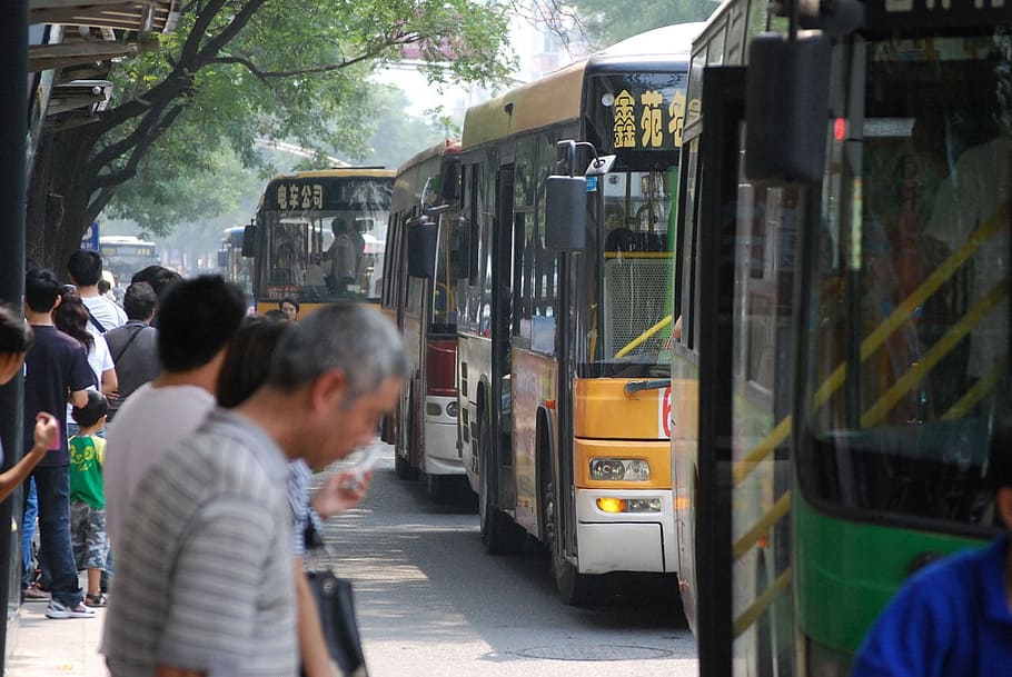 Bus, halt, warten, Menschen, Transport, Öffentlichkeit, öffentliche Verkehrsmittel, Stadt, Transportmittel, Straße, Stadt leben, Gruppe von Leuten, die Architektur, Bewegung, Landfahrzeug, unterwegs, Reise, Rikscha, Stadtstraße, Bewegungsunschärfe, Erwachsene, Passagier, Schienenverkehr, draußen, 720P