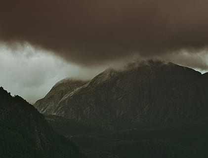 vuori, katettu, kumulus pilvi, sumut, pilvi, pilvinen, tumma, sää, sade, rock, huippu, pimeys, pahantuulinen, raskas, aavistus, luonto, ylin, pilvi - taivas, taivas, kauneus luonnossa, maisemat - luonto, ympäristö, myrsky, ei ihmisiä, tyyneys, maisema, vuorijono, ei-kaupunkikuvia, myrskypilvi, rauhallinen kohtaus, ulkona, etä, ukonilma, pahaenteinen, vuorenhuippu, 2K, CC0, public domain, rojaltivapaa