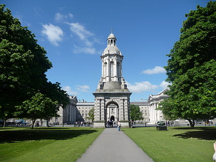 uomo, a piedi, costruzione della cupola, dublin, Trinità, Università, architettura, costruzione, città universitaria, città, monumento, turista, punto di riferimento, georgiano, irlandesi, viaggio, Eire, pietra, giardino, pianta, albero, cielo, struttura costruita, natura, esterno dell'edificio, giorno, persone accessorie, direzione, la strada davanti, erba, religione, credenza, luogo di culto, sentiero, luce del sole, nuvola - cielo, all'aperto, 2K, CC0, dominio pubblico, privo di copyright