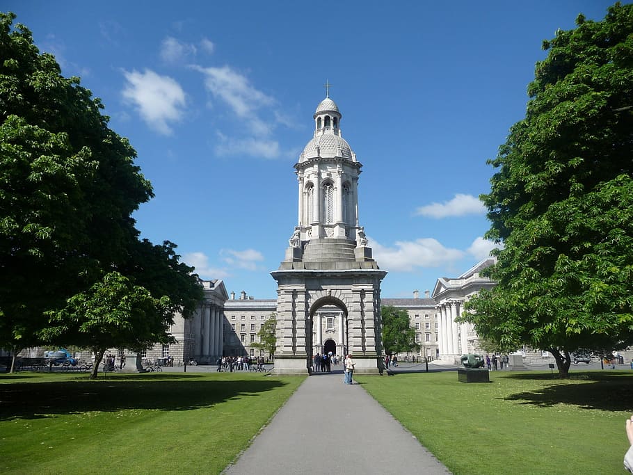 home, caminar, edifici de la cúpula, dublin, trinitat, universitat, arquitectura, edifici, campus, ciutat, monument, turista, referència, georgiana, irlandès, viatjar, eire, pedra, jardí, planta, arbre, cel, estructura construïda, naturalesa, exterior de l'edifici, dia, persones incidentals, direcció, el camí a seguir, herba, religió, creença, lloc de culte, sendera, llum solar, núvol - cel, a l'aire lliure, 2K