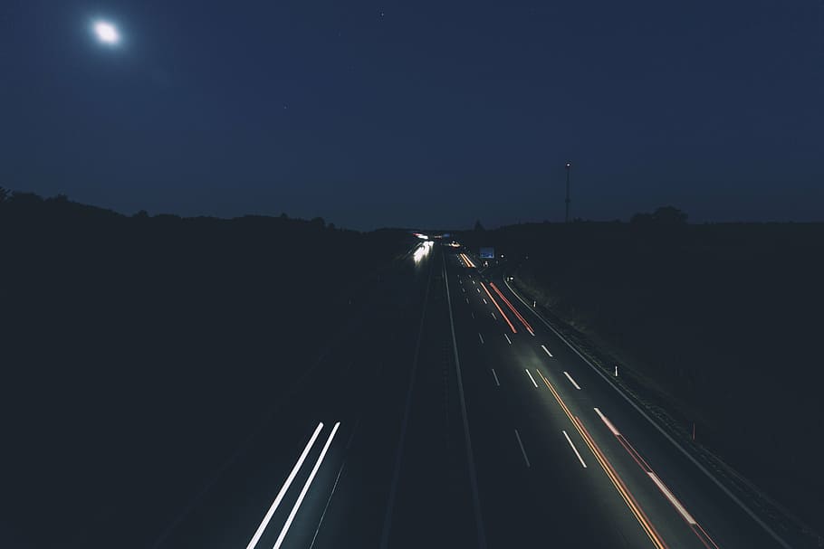 carretera, llum, traça, llums, trànsit, nit, punt de mira, exposició llarga, llums posteriors, velocitat, vermell, automàtic, fotografia nocturna, Llums de fre, moviment, llum de fons, pista de llums, traçador, traces lleugeres, blanc, vehicles, asfalt, foscor, fars del cotxe, fosc, transport, cel, sender lleuger, il·luminació, conduir, mirall posterior, pkw, humor, cotxe, carrer, autopista de carrils múltiples, il·luminat, manera de transport, moviment borrós, ciutat, vista d’angle alt, en moviment, faro, el camí a seguir, direcció, cap gent, a l'aire lliure, perspectiva decreixent, 5K
