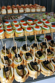 oliven, agurker, brød, fisk, buffet, kold buffet, æg, kaviar, salat, mad og drikke, mad, dessert, sød, sødt mad, friskhed, usund spisning, bagt, overbærenhed, stilleben, fristelse, klar til at spise, indendørs, i en række, arrangement, kage, ingen mennesker, høj vinkel visning, overflod, bestille, snack, detailvisning, bagt konditorivarer, salg, bakke, 5K, CC0, offentligt domæne, royaltyfrie