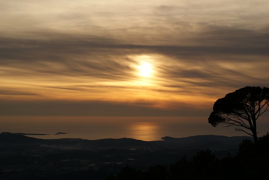 sole, tramonto, cielo, paesaggio, mare, oceano, colori, Francia, sole steso, nuvola - cielo, un animale, silhouette, natura, Paesaggi, bellezza nella natura, temi animali, nessuno, scenics - natura, scena tranquilla, la tranquillità, albero, montagna, colore arancione, idilliaco, scena non urbana, pianta, all'aperto, acqua, 4K