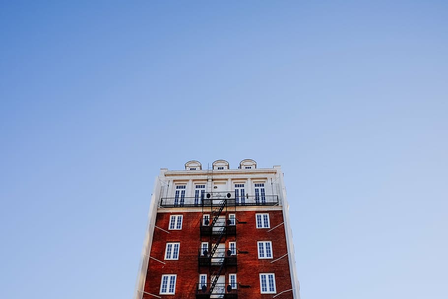 Basso, fotografia ad angolo, bianca, Marrone, costruzione, scala di sicurezza, finestre, grattacielo, cielo, esterno dell'edificio, architettura, cielo sereno, Inquadratura dal basso, struttura costruita, nessuno, giorno, Torre dell'orologio, blu, copia spazio, Torre, natura, tempo, all'aperto, alto - alto, orologio, protezione, luce del sole, destinazioni di viaggio, 4K