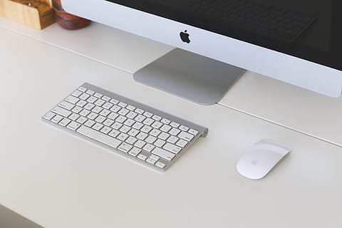 æble, skrivebord, kontor, computer, imac, tastatur, arbejdsområde, arbejdsplads, teknologi, computerudstyr, computer tastatur, meddelelse, forbindelse, indendørs, bord, trådløs teknologi, høj vinkel visning, computermus, menneskelig kropsdel, desktop pc, forretning, tæt på, møbel, mennesker, computerskærm, sølvfarvet, 4K, CC0, offentligt domæne, royaltyfrie