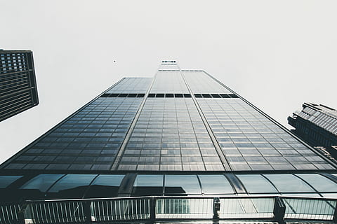 fotografia, nero, grattacielo, costruzione, superficiale, fotografia a fuoco, calcestruzzo, prospettiva, finestra, esterno, centro, bicchiere, facciata, alzando lo sguardo, blu, Chicago, città, cielo, Torre, uccello, architettura, struttura costruita, esterno dell'edificio, edificio per uffici esterno, Inquadratura dal basso, ufficio, alto - alto, moderno, vetro - materiale, nessuno, natura, cielo sereno, giorno, attività commerciale, all'aperto, distretto finanziario, direttamente sotto, 5K, CC0, dominio pubblico, privo di copyright