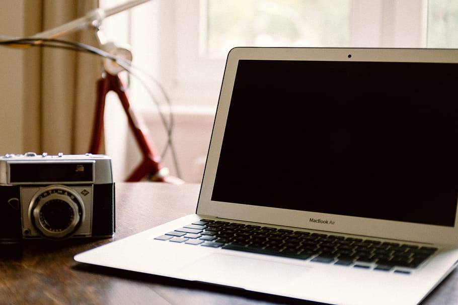 derliaus, kamera, „MacBook Air“, objektų, nešiojamas kompiuteris, technologijos, kompiuteris, įranga, verslą, lentelė, stalas, fotoaparatas - fotografijos įranga, nėra žmonių, biuras, modernus, mediena - medžiaga, Kompiuterio monitorius, belaidžio ryšio technologija, patalpose, komunikacijos, perkeliamumas, ryšį, sutelkti dėmesį į naujas žinias, muzika, Iš arti, natiurmortas, kompiuterinis tinklas, kompiuterinė įranga, nešiojamas informacijos įrenginys, baldai, klaviatūra, elektros įranga, 4K
