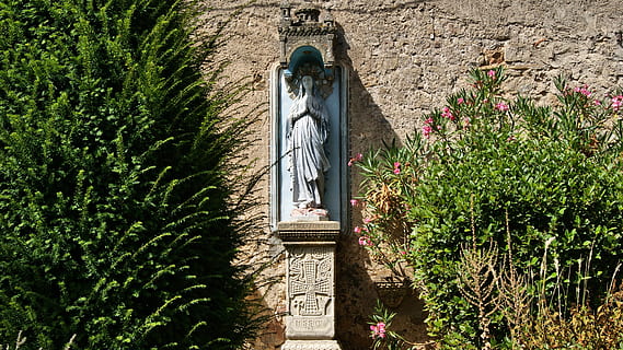 socha, mary, náboženství, modlitba, rennes-le-chateau, rostlina, architektura, stavba, růst, Příroda, den, exteriér budovy, zelená barva, strom, nikdo, budova, nástěnný prvek, venku, minulost, slunečního světla, Dějiny, místo uctívání, zeď, 4K, CC0, veřejná doména, bez autorských práv