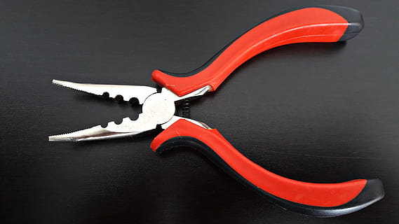 strumento, forbici, tenaglie, lavoro, pinze combinate, utensili, girato in studio, in casa, avvicinamento, singolo oggetto, strumento di lavoro, nessuno, strumento a mano, forma, cooperazione, metallo, rosso, lavoro di squadra, sfondo colorato, comunicazione, sfondo nero, grigio, natura morta, colore nero, acciaio, aggressione, lega, 4K, CC0, dominio pubblico, privo di copyright