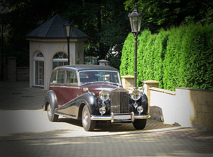klasyczny, czarny, brązowy, samochód z twardym dachem, zaparkowany, oprócz, Ściana, dzień, rolki-royce, samochód, oldtimer, elegancki, klasyczne auta, zabytkowy samochód, limuzyna, transport, w stylu retro, staromodny, chrom, stary, staromodny samochód, antyczny, samochód kolekcjonerski, przestarzały, nostalgia, historia, pojazd lądowy, reflektor, środek transportu, pojazd silnikowy, roślina, architektura, zbudowana struktura, Natura, zielony kolor, na zewnątrz budynku, światło słoneczne, żadnych ludzi, na dworze, budynek, nieruchomy, zabytkowe, luksus, 2K, CC0, domena publiczna, darmowe zdjęcia