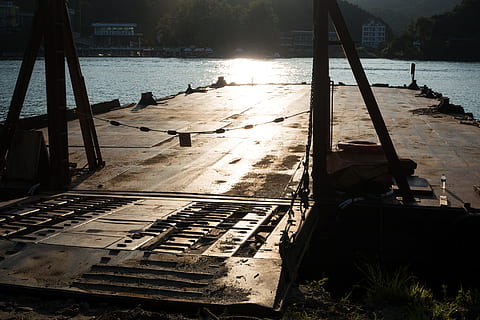 Bootfahren, Dock, Fluss, Schiff, Wasser, Natur, Sonnenlicht, Tag, die Architektur, keine Leute, Transport, Holz - Material, gebaute Struktur, draußen, Seebrücke, Transportmittel, Wasserfahrzeug, Geschichte, verlassen, die Vergangenheit, beschädigt, 5K, CC0, gemeinfrei, lizenzfrei