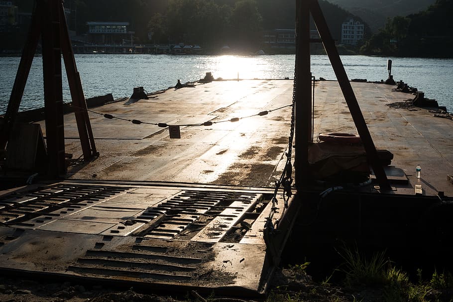 Bootfahren, Dock, Fluss, Schiff, Wasser, Natur, Sonnenlicht, Tag, die Architektur, keine Leute, Transport, Holz - Material, gebaute Struktur, draußen, Seebrücke, Transportmittel, Wasserfahrzeug, Geschichte, verlassen, die Vergangenheit, beschädigt, 5K