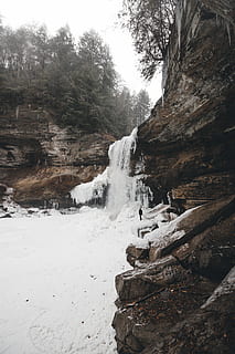 vodopády mezi útesy, ledový, padá, během dne, vodopád, sníh, zimní, borovice, Příroda, strom, krása v přírodě, rostlina, scenics - příroda, voda, Skála, přistát, klid, tekoucí voda, den, nikdo, pohyb, mimoměstské scény, pevný, rock - objekt, les, klidné scény, venku, tekoucí, 5K, CC0, veřejná doména, bez autorských práv