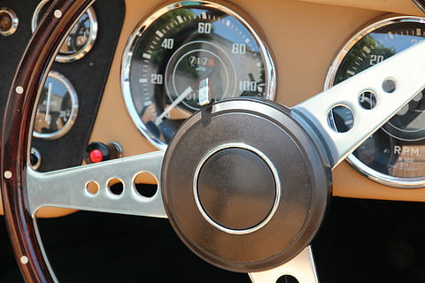 setir mobil, oldtimer, mobil, klasik, otomotif, kokpit, dasbor, pedalaman, moda transportasi, angkutan, Kendaraan bermotor, speedometer, merapatkan, kendaraan darat, panel kendali, bagian kendaraan, teknologi, hari, tidak ada orang, kontrol, sepeda motor, interior mobil, interior kendaraan, logam, roda, kemewahan, chrome, 5K, CC0, domain publik, bebas royalti