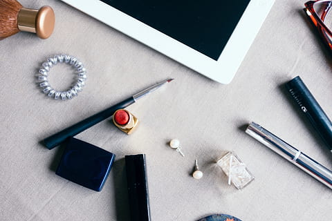 cosmetici e ipad, cosmetici, ipad, oggetti, matita, attrezzatura, penna, scrivania, legno - materiale, tavolo, carta, vista dall'alto, vecchio stile, in casa, nessuno, avvicinamento, giorno, natura morta, arte e artigianato, creatività, grande gruppo di oggetti, strumento di scrittura, gruppo di oggetti, direttamente sopra, variazione, scelta, mestiere, preparazione, tessile, penna stilografica, 4K