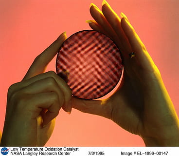 Filter, Katalysator, Hände, Technologie, Wissenschaft, NASA, Sport, menschliche Hand, menschliches Körperteil, Hand, eine Person, halten, Ball, Nahansicht, drinnen, Körperteil, Studioaufnahme, farbiger Hintergrund, Basketball - Sport, rot, Erwachsene, menschlicher Finger, Finger, nicht erkennbare Person, Wettbewerb, verdecktes Gesicht, 2K, CC0, gemeinfrei, lizenzfrei