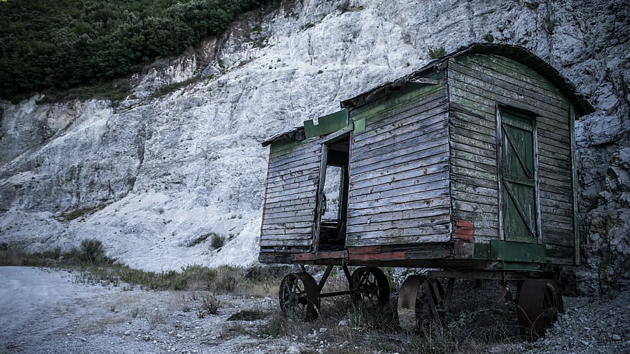 gris, fusta, casa, rodes, cabana prop del penya-segat, abandonat, vell carro, estructura, edifici, magatzem, cabina, kerkyra, kerkira, Grècia, corfú, rovellat, òxid, vell, muntanya, ferrocarril, estructura construïda, exterior de l'edifici, arquitectura, cap gent, dia, naturalesa, finestra, a l'aire lliure, terra, sòlid, material de fusta, rock, obsoleta, rock - object, transport, planta, roda, 5K