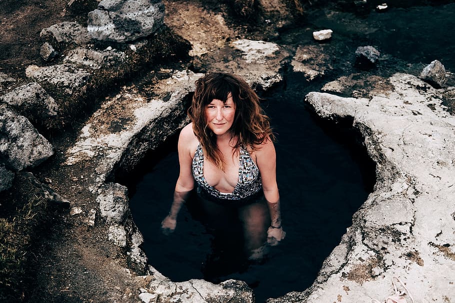 dona, cova, portar, vestit de bany d'una sola peça, mirant, cap amunt, nedar, calenta, primavera, durant el dia, dona de negre, blanc i negre, lleopard blanc, estampat de lleopard, monokini, en clar, forat d’aigua, roques grises, dones, a l'aire lliure, gent, una persona, femelles, naturalesa, bonic, rock - object, adult jove, bellesa, ètnia caucàsica, adult, només dones, una sola dona, només adults, cabell llarg, dona guapa, persones reals, estils de vida, activitat d'oci, dones joves, vista frontal, rock, vista d’angle alt, dia, sòlid, roba casual, somrient, tres quarts de longitud, pentinat, 5K
